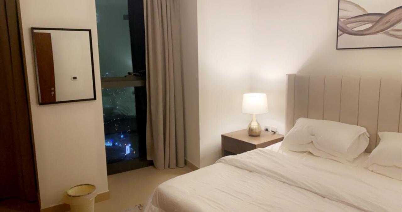 Amakin Burj Vista Tower 1 Апартаменти